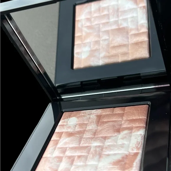 Bobbi Brown Highlighting Powder - Picture 13 of 16